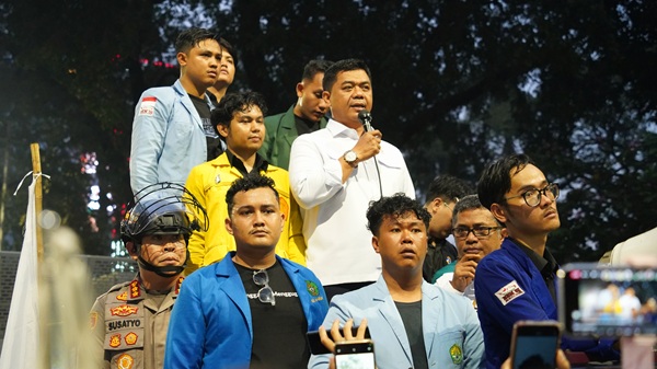 Wakil Menteri Sekretaris Negara (Wamensesneg) Juri Ardiantoro naik ke atas panggung orasi, menyambut sorak mahasiswa yang sejak siang menuntut hadirnya perwakilan pemerintah.