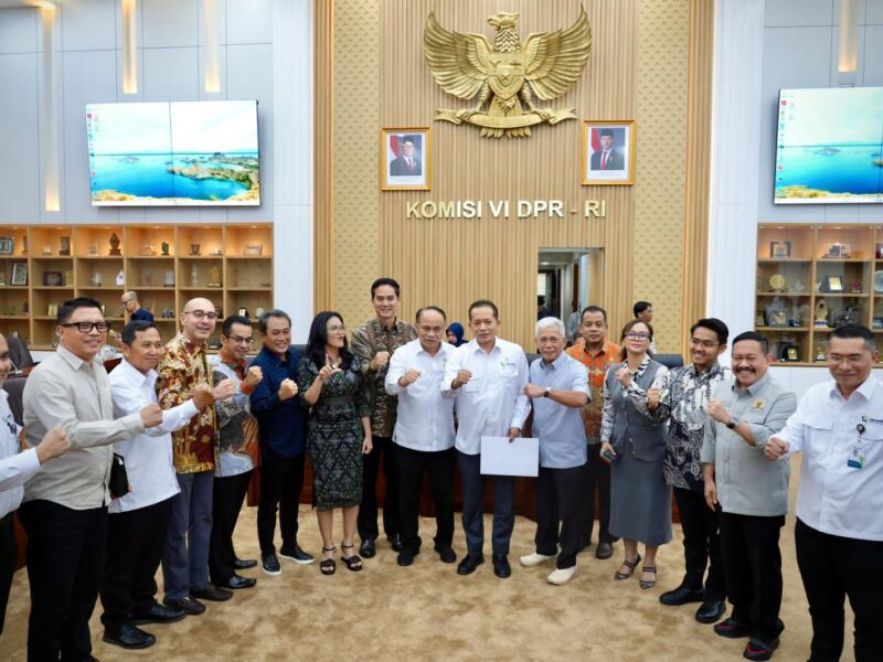 Bersama Rapat Kerja bersama Komisi VI DPR RI di Gedung Nusantara II, Jakarta, Rabu (9/7).