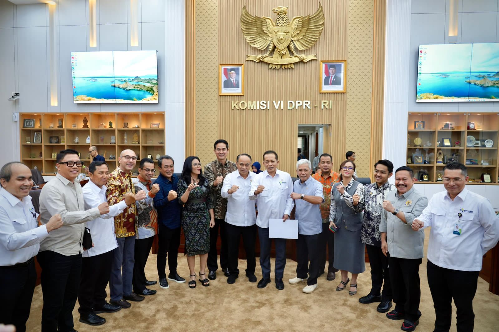Bersama Rapat Kerja bersama Komisi VI DPR RI di Gedung Nusantara II, Jakarta, Rabu (9/7).