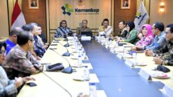 Kementerian Koperasi (Kemenkop) menjalin kesepakatan bersama melalui penandatanganan nota kesepahaman (Memorandum of Understanding/MoU) dengan Kementerian Ekonomi Kreatif/Badan Ekonomi Kreatif (Kemenekraf/Bekraf) serta Lembaga Kebijakan Pengadaan Barang/Jasa Pemerintah (LKPP), dalam rangka percepatan serta, penguatan kelembagaan dan pengembangan usaha Koperasi Desa/Kelurahan (Kopdes/kel) Merah Putih.