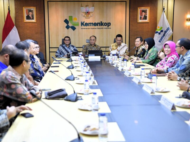 Kementerian Koperasi (Kemenkop) menjalin kesepakatan bersama melalui penandatanganan nota kesepahaman (Memorandum of Understanding/MoU) dengan Kementerian Ekonomi Kreatif/Badan Ekonomi Kreatif (Kemenekraf/Bekraf) serta Lembaga Kebijakan Pengadaan Barang/Jasa Pemerintah (LKPP), dalam rangka percepatan serta, penguatan kelembagaan dan pengembangan usaha Koperasi Desa/Kelurahan (Kopdes/kel) Merah Putih.