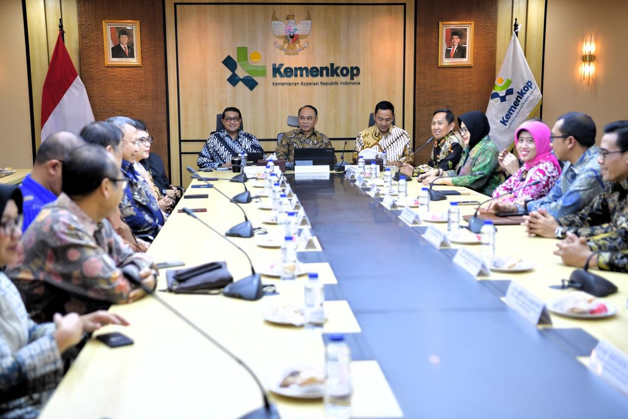 Kementerian Koperasi (Kemenkop) menjalin kesepakatan bersama melalui penandatanganan nota kesepahaman (Memorandum of Understanding/MoU) dengan Kementerian Ekonomi Kreatif/Badan Ekonomi Kreatif (Kemenekraf/Bekraf) serta Lembaga Kebijakan Pengadaan Barang/Jasa Pemerintah (LKPP), dalam rangka percepatan serta, penguatan kelembagaan dan pengembangan usaha Koperasi Desa/Kelurahan (Kopdes/kel) Merah Putih.