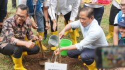 Menteri Lingkungan Hidup/Kepala Badan Pengendalian Lingkungan Hidup  Republik Indonesia Hanif Faisol Nurofiq memimpin seremoni penanaman pohon di Arboretum Sumber Brantas, Kota Batu.