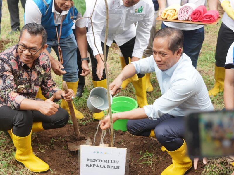 Menteri Lingkungan Hidup/Kepala Badan Pengendalian Lingkungan Hidup  Republik Indonesia Hanif Faisol Nurofiq memimpin seremoni penanaman pohon di Arboretum Sumber Brantas, Kota Batu.