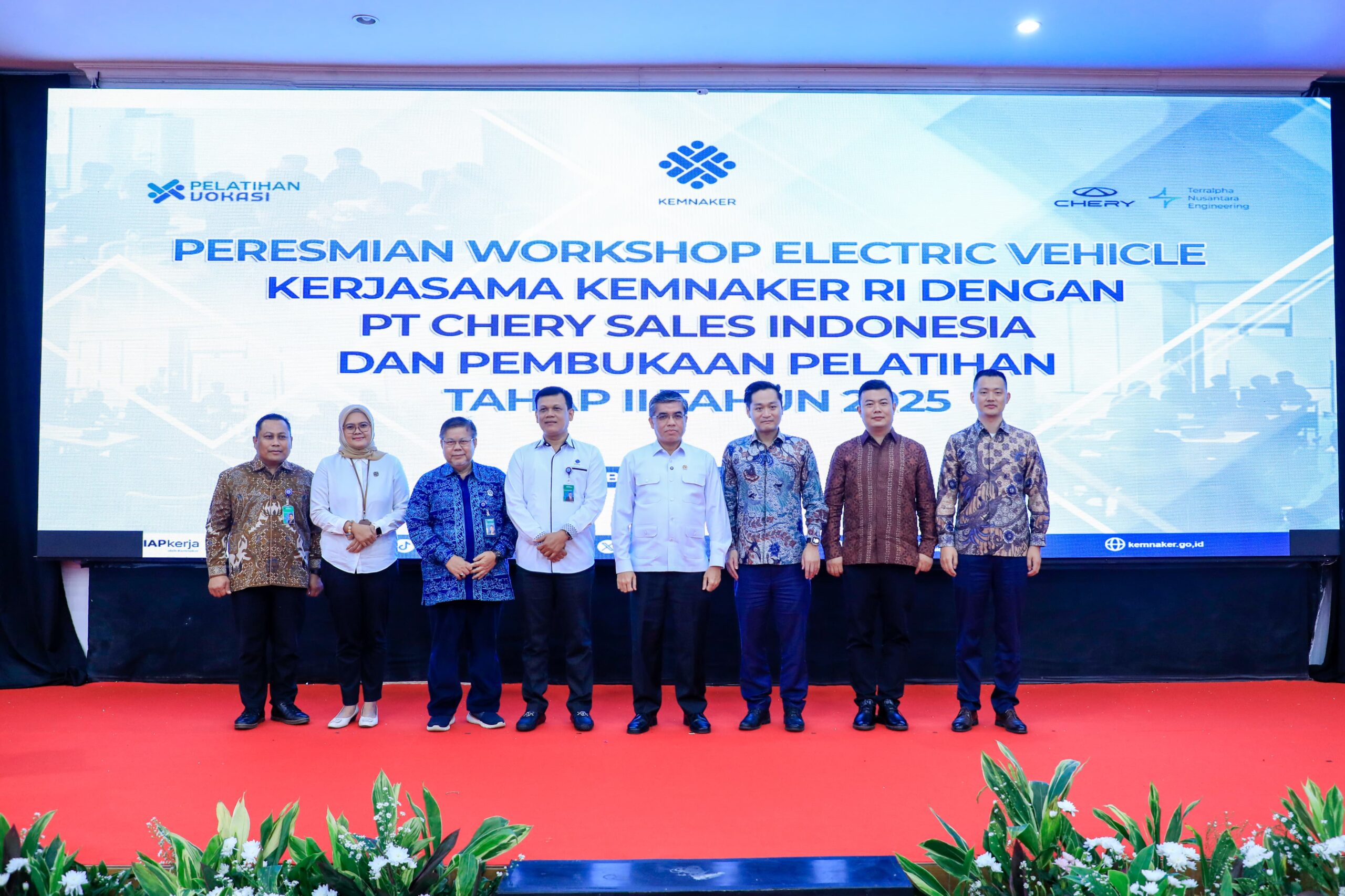 Menaker Yassierli meresmikan Workshop Kejuruan Otomotif – Electric Vehicle (EV) dan membuka Pelatihan Berbasis Kompetensi (PBK) Tahap II Tahun 2025 di Balai Besar Pelatihan Vokasi dan Produktivitas (BBPVP) Bekasi, Rabu (16/7/2025).