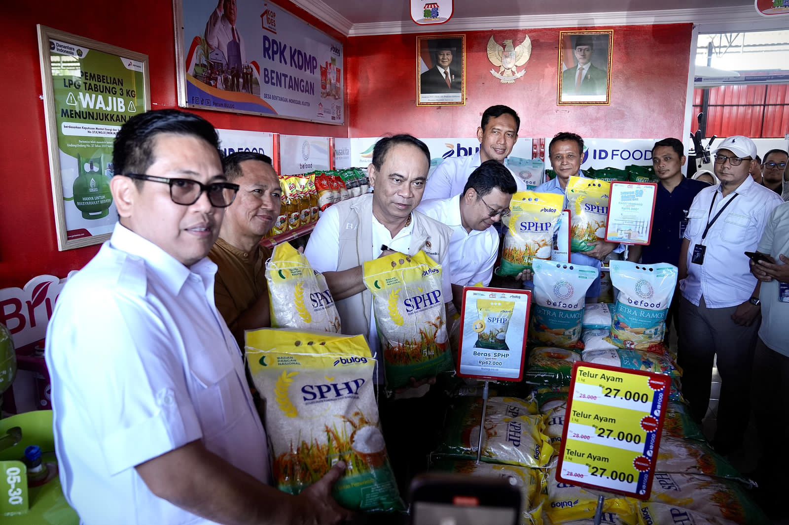 Menteri Koperasi (Menkop) Budi Arie Setiadi meninjau dan melakukan gladi bersih persiapan akhir acara launching (peresmian) 80 ribu lebih Koperasi Desa/Kelurahan (Kopdes/Kel) Merah Putih. 