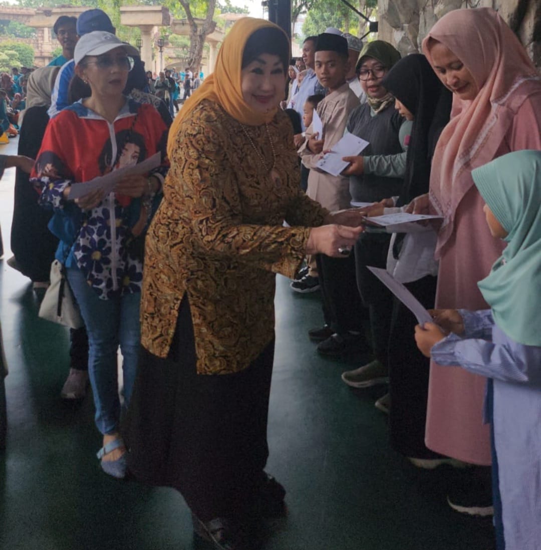 Dewi Motik memberikan santunan kepada anak yatim.