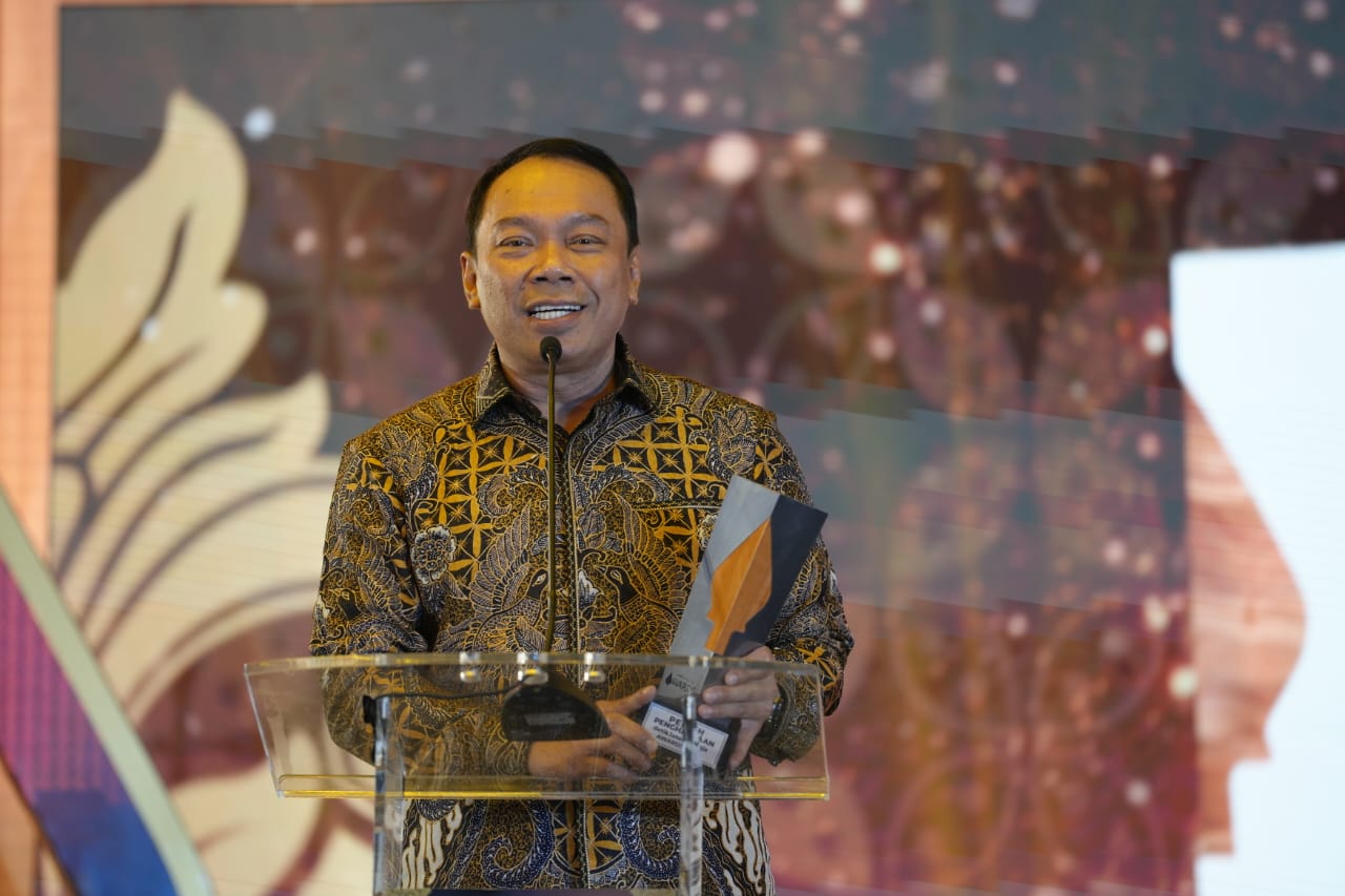 Direktur Utama PT Jasa Marga (Persero) Tbk, Rivan Achmad Purwantono, menerima penghargaan “Anugerah Figur Akselerator Pembangunan” sebagai pemrakarsa program penguatan keselamatan lalu lintas di jalan tol dalam acara detikJateng‑Jogja Awards 2025