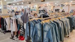 Pengunjung mal sedang melihat-lihat pakaian. Foto: Ratih