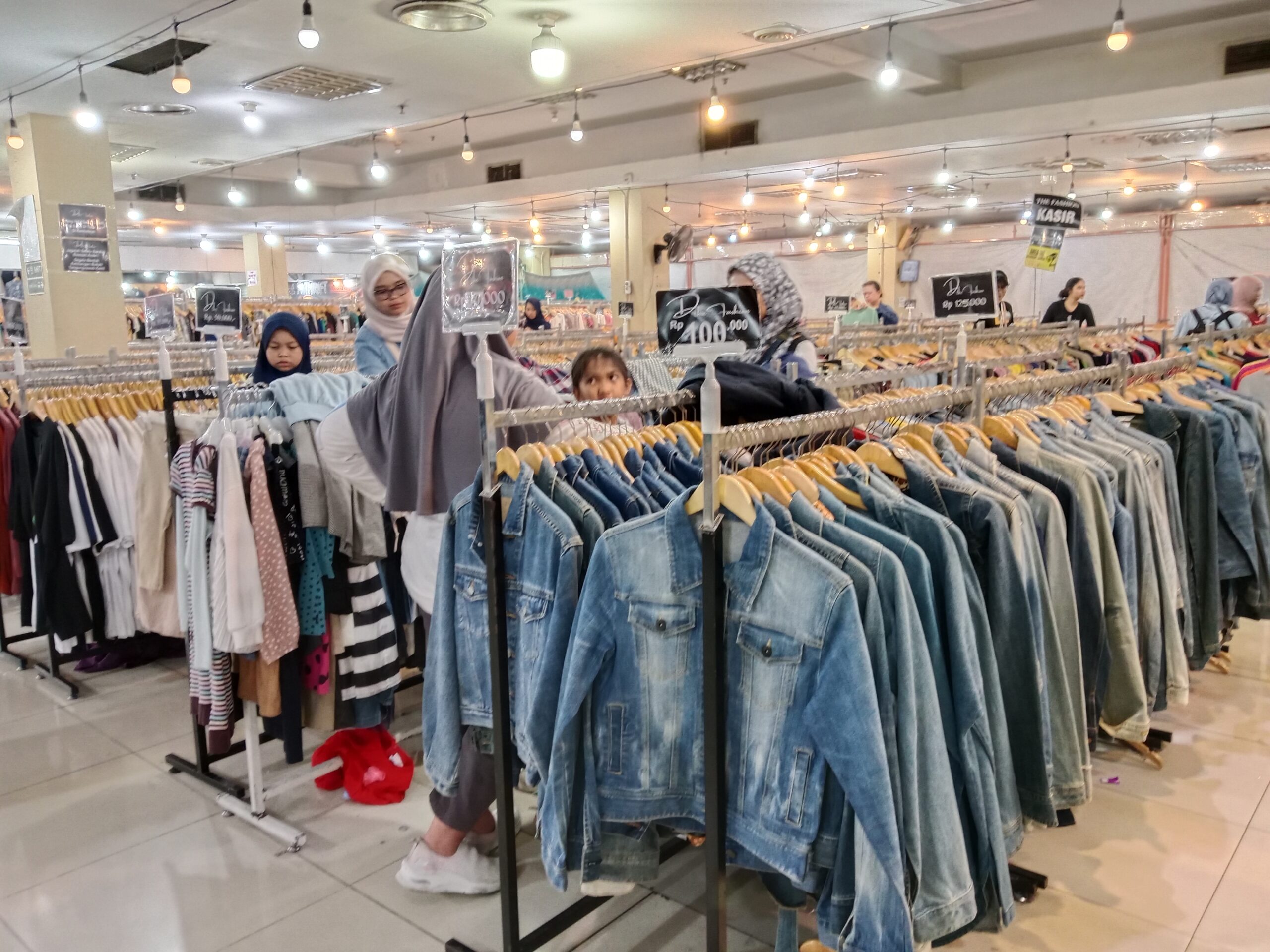 Pengunjung mal sedang melihat-lihat pakaian. Foto: Ratih
