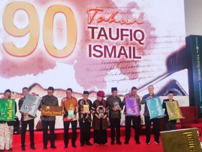 Dewi Motik Hadiri Syukuran 90 Tahun Taufiq Ismail: Karyanya Terus Menginspirasi