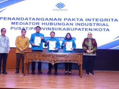 Perkuat Komitmen, Mediator Hubungan Industrial Teken Pakta Integritas