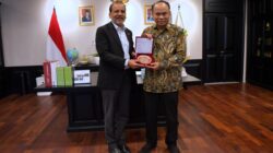 Menkop Budi Arie saat menerima audiensi CEO Induk Koperasi Usaha Rakyat (Inkur) Suroto dan Regional Director of International Cooperative Aliance (ICA) Balu lyer, membahas berbagai isu perkembangan gerakan koperasi dunia