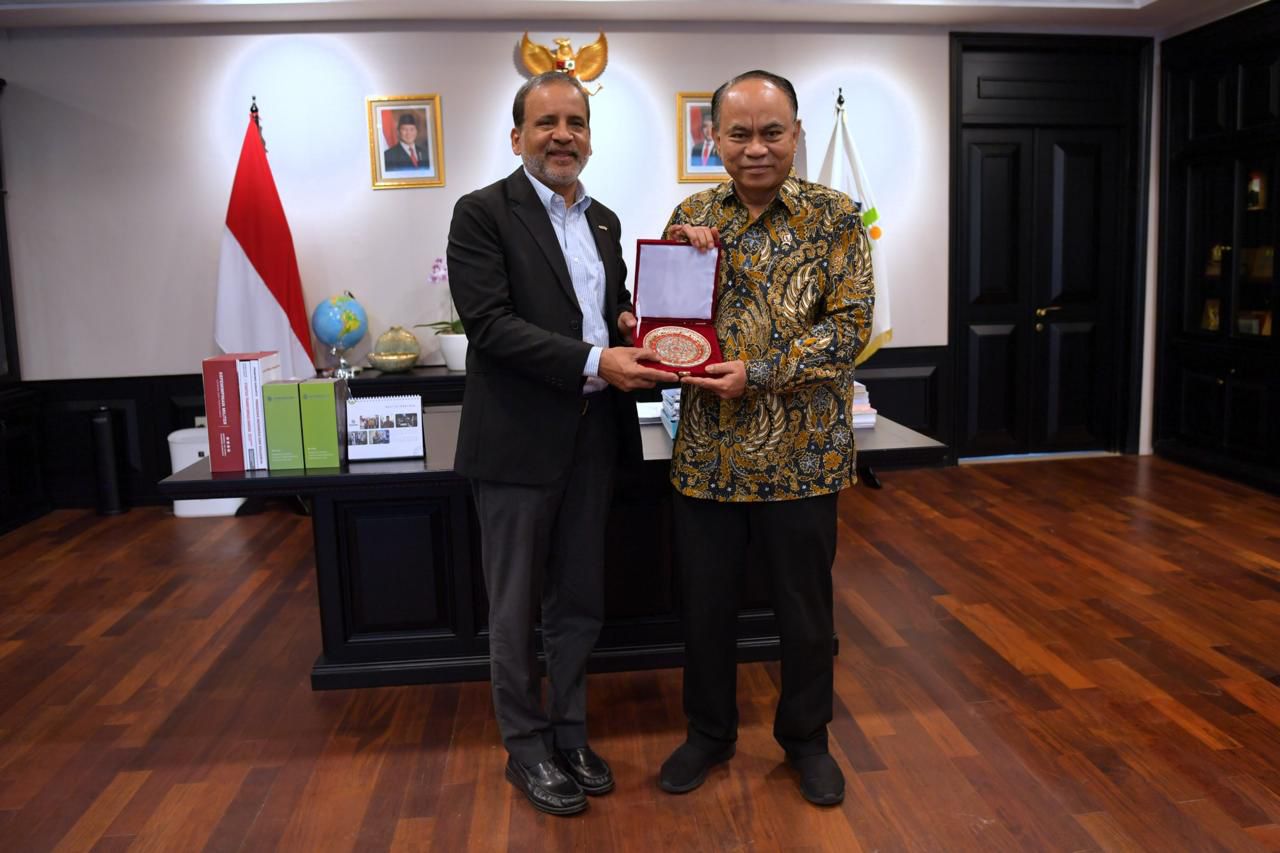 Menkop Budi Arie saat menerima audiensi CEO Induk Koperasi Usaha Rakyat (Inkur) Suroto dan Regional Director of International Cooperative Aliance (ICA) Balu lyer, membahas berbagai isu perkembangan gerakan koperasi dunia