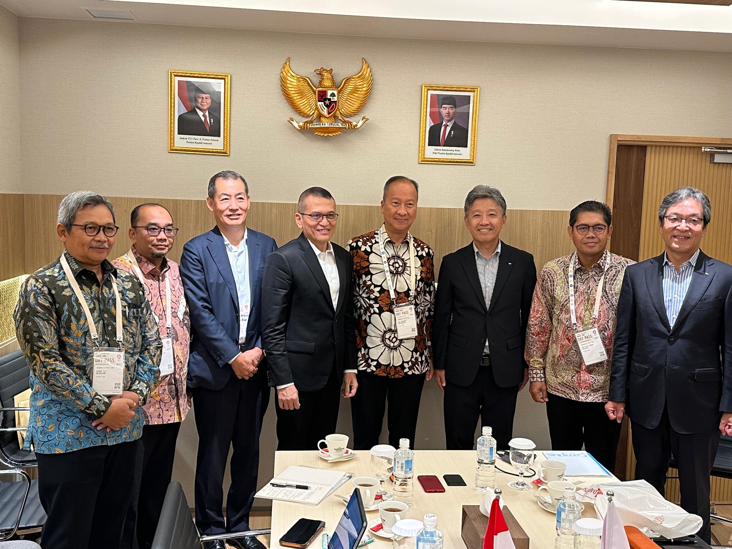 Menteri Perindustrian (Menperin) Agus Gumiwang Kartasasmita kembali menunjukkan komitmennya dalam mencintai dan mempromosikan produk dalam negeri.
