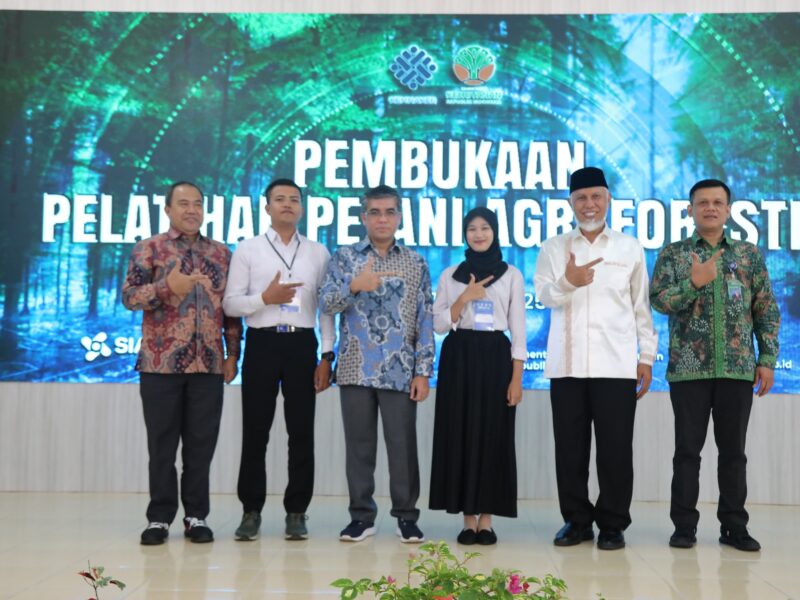 Menaker Yassierli saat membuka 'Pemberdayaan SDM Sektor Kehutanan: Petani Agroforestri' di kota Padang, Sumatera Barat, Jumat (11/7/2025).