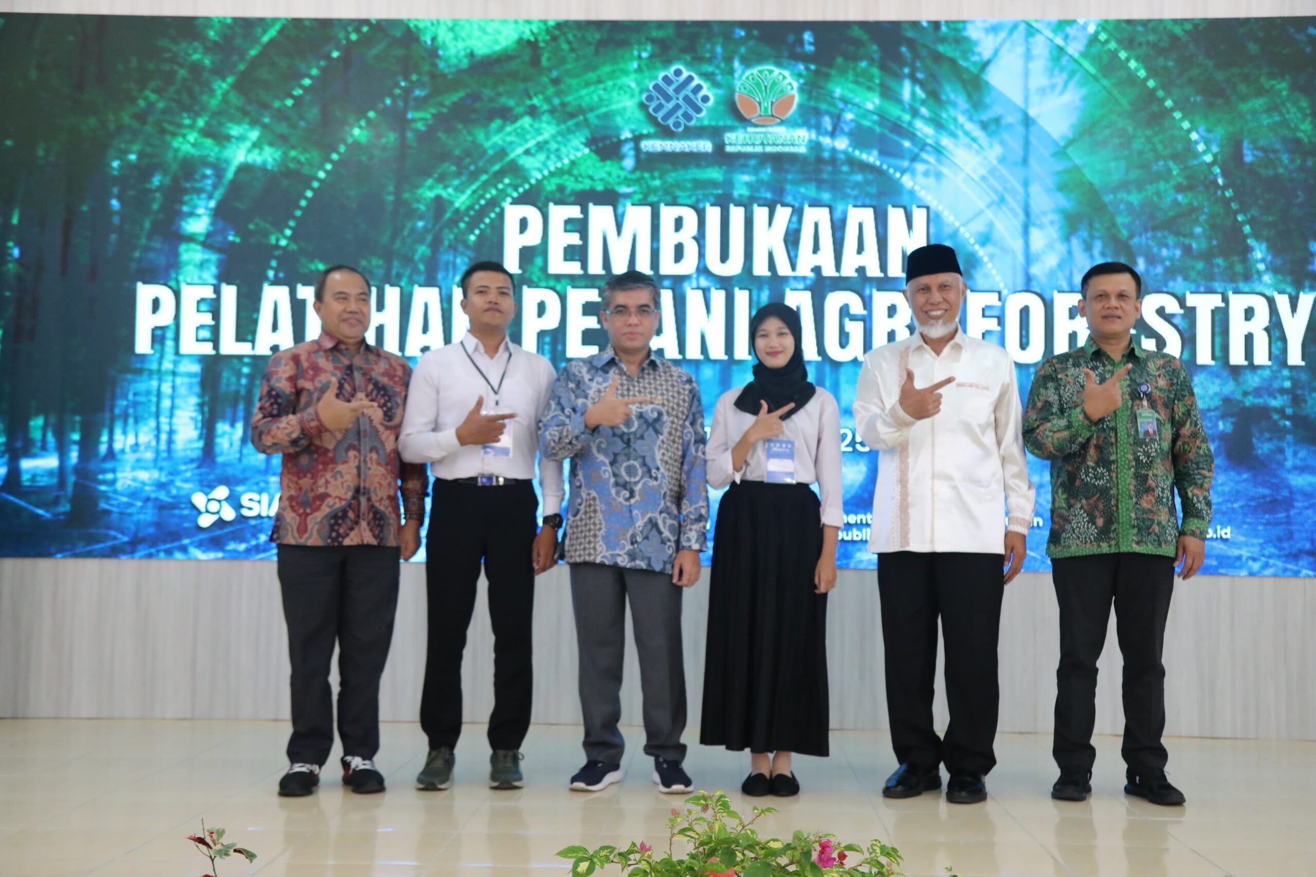 Menaker Yassierli saat membuka 'Pemberdayaan SDM Sektor Kehutanan: Petani Agroforestri' di kota Padang, Sumatera Barat, Jumat (11/7/2025).