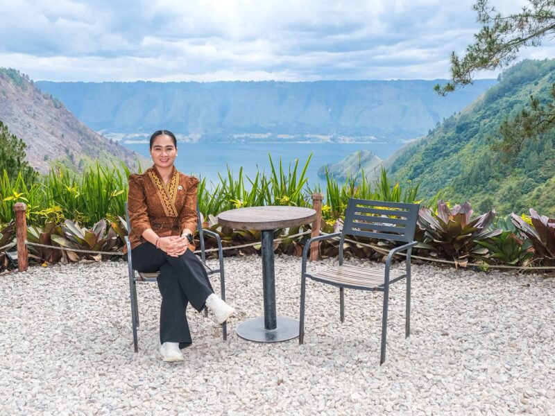 Wakil Menteri Pariwisata (Wamenpar) Ni Luh Puspa menggelar rapat koordinasi bersama kepala daerah di kawasan Danau Toba dan instansi terkait, sebagai langkah konkret memperkuat kolaborasi untuk meraih kembali status Green Card UNESCO bagi Geopark Kaldera Toba