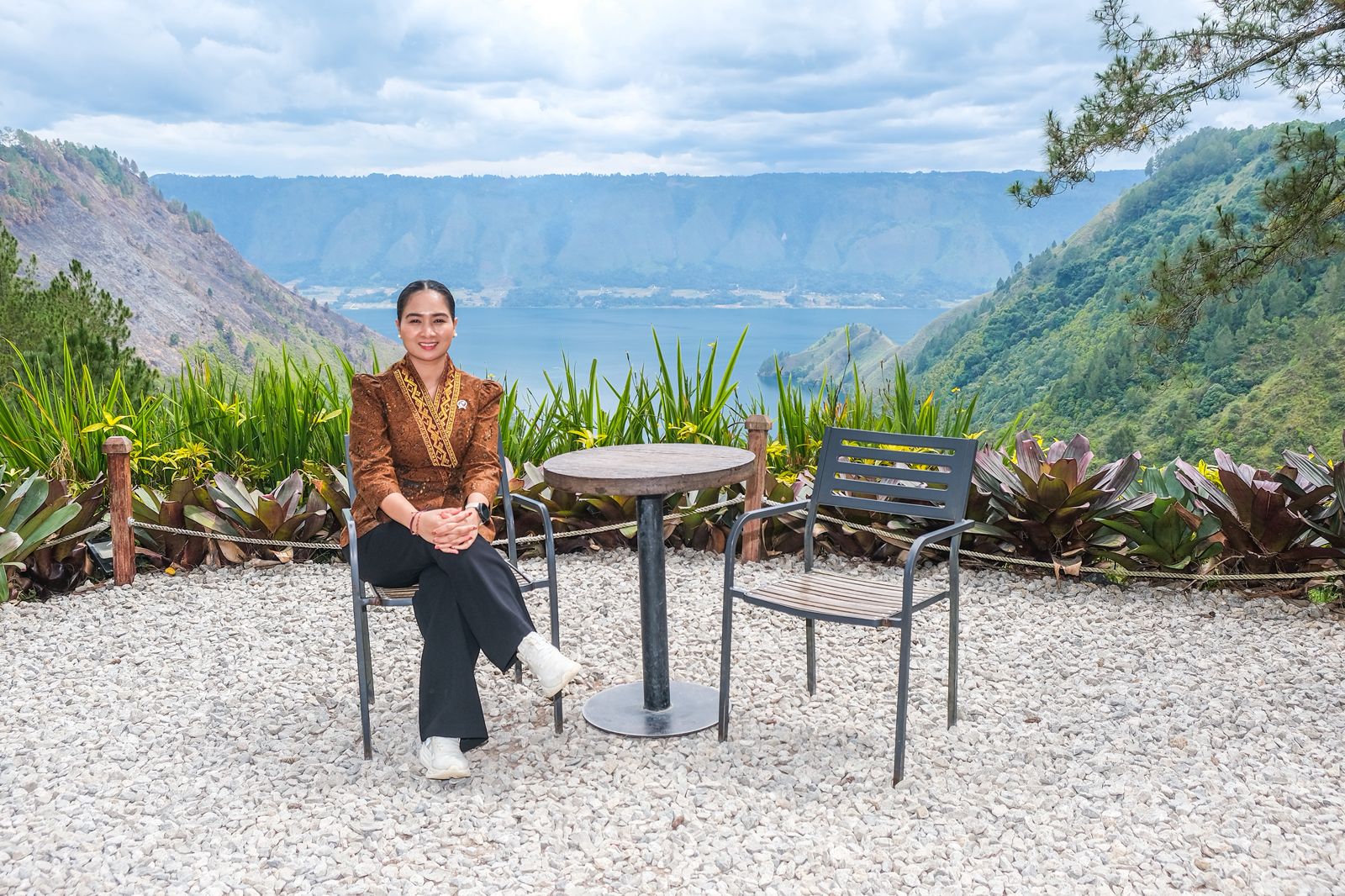 Wakil Menteri Pariwisata (Wamenpar) Ni Luh Puspa menggelar rapat koordinasi bersama kepala daerah di kawasan Danau Toba dan instansi terkait, sebagai langkah konkret memperkuat kolaborasi untuk meraih kembali status Green Card UNESCO bagi Geopark Kaldera Toba