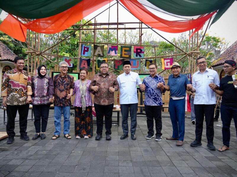 Wamenkop menghadiri Festival Pamer Kampung Kota dan peresmian Model Koperasi Perumahan, di Yogyakarta, Minggu (13/7).
