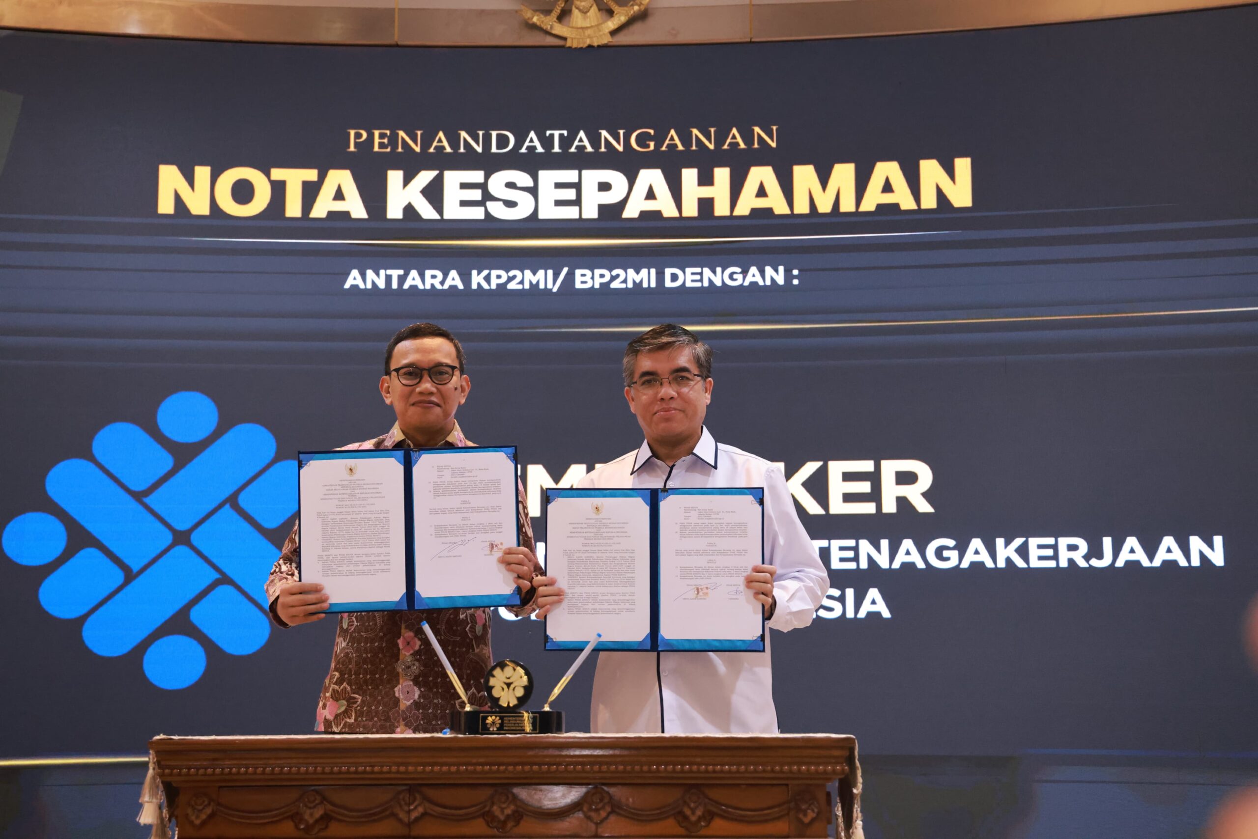 Kementerian Ketenagakerjaan (Kemnaker) dan Kementerian Pelindungan Pekerja Migran Indonesia (KP2MI) menandatangani nota kesepahaman (MoU) di ruang KH Abdurrahman Wahid, kantor KP2MI, Jakarta, Senin (14/7/2025).