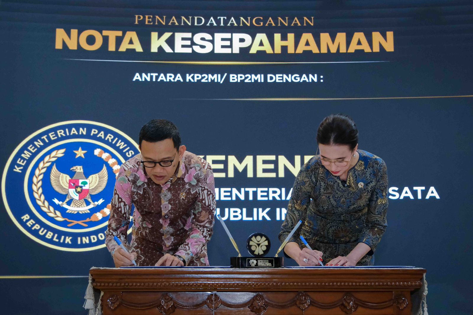 Kementerian Pariwisata memperkuat kolaborasi dengan Kementerian Pelindungan Pekerja Migran Indonesia (P2MI) untuk meningkatkan peran pekerja migran Indonesia (PMI) yang dalam pembangunan pariwisata nasional, pemberdayaan masyarakat, serta perluasan promosi pariwisata Indonesia ke dunia internasional. Para pekerja migran ini juga akan mendapatkan pelatihan sebagai duta pariwisata Indonesia.