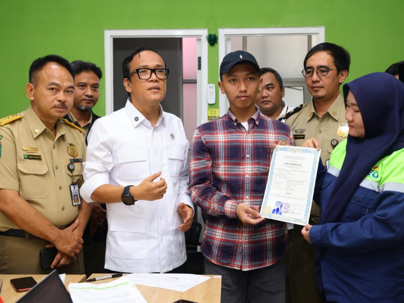 Wakil Menteri Ketenagakerjaan, Immanuel Ebenezer Gerungan, melakukan inspeksi mendadak (sidak) ke dua perusahaan di Kota Malang, Jawa Timur, Selasa (15/7/2025).