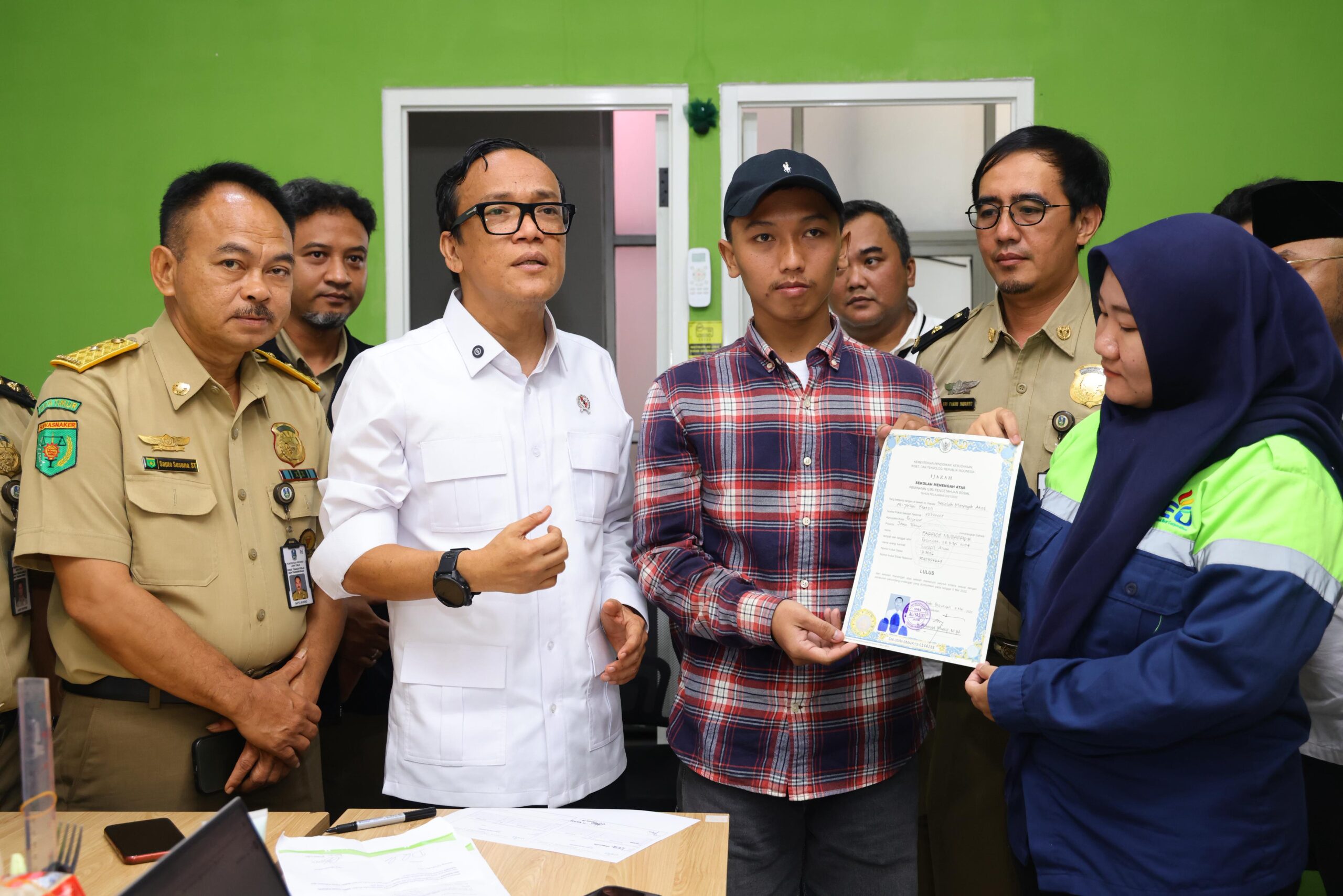 Wakil Menteri Ketenagakerjaan, Immanuel Ebenezer Gerungan, melakukan inspeksi mendadak (sidak) ke dua perusahaan di Kota Malang, Jawa Timur, Selasa (15/7/2025).