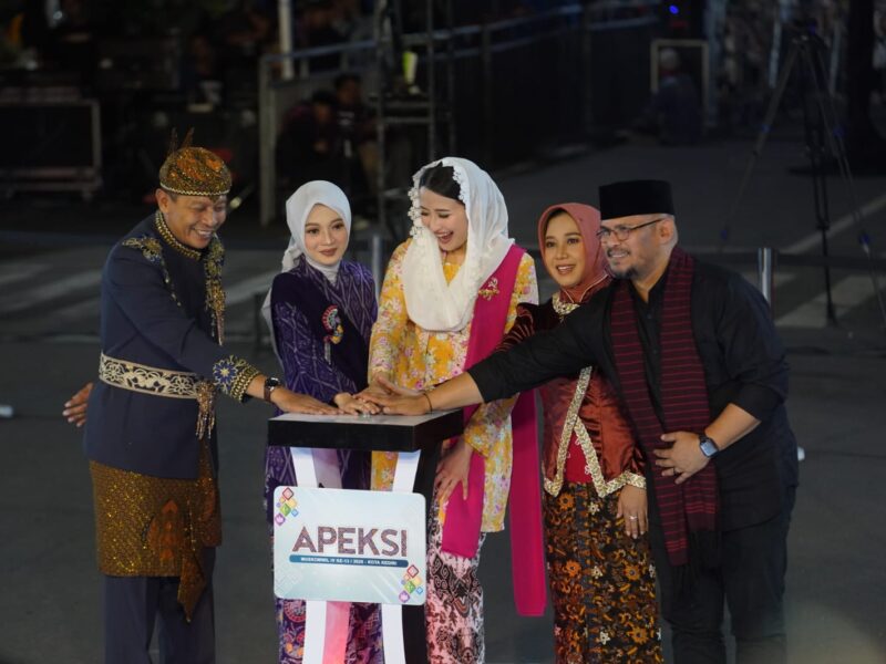 Wamendag Roro menghadiri APEKSI Nite Carnival di Kediri, Jawa Timur.