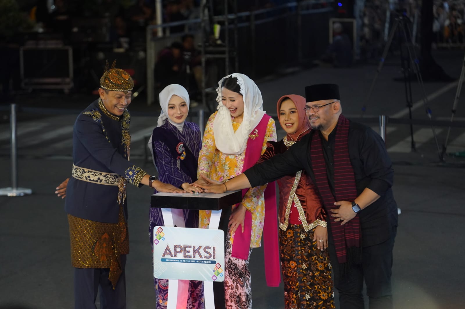 Wamendag Roro menghadiri APEKSI Nite Carnival di Kediri, Jawa Timur.