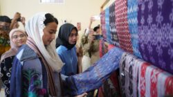 Wamendag Dyah Roro Esti Widya Putri mengunjungi UMKM tenun Medali Mas di Kampung Tenun Ikat Bandar Kidul, Kediri, Jawa Timur, Jumat (18/7).