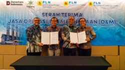 Direktur Utama PLN Nusantara Power Service Jakfar Sadiq, Direktur Operasi Pembangkit Gas PLN Nusantara Power Komang Parmita, Direktur Asset Solution PT Tripatra adalah Suraji Nugroho, dan Direktur Utama PT PLN Indonesia Power Services Hari Cahyono berfoto bersama seusai menandatangani berita acara serah terima operasi dan pemeliharaan PLTMG Nias 25 MW