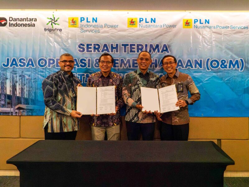 Direktur Utama PLN Nusantara Power Service Jakfar Sadiq, Direktur Operasi Pembangkit Gas PLN Nusantara Power Komang Parmita, Direktur Asset Solution PT Tripatra adalah Suraji Nugroho, dan Direktur Utama PT PLN Indonesia Power Services Hari Cahyono berfoto bersama seusai menandatangani berita acara serah terima operasi dan pemeliharaan PLTMG Nias 25 MW