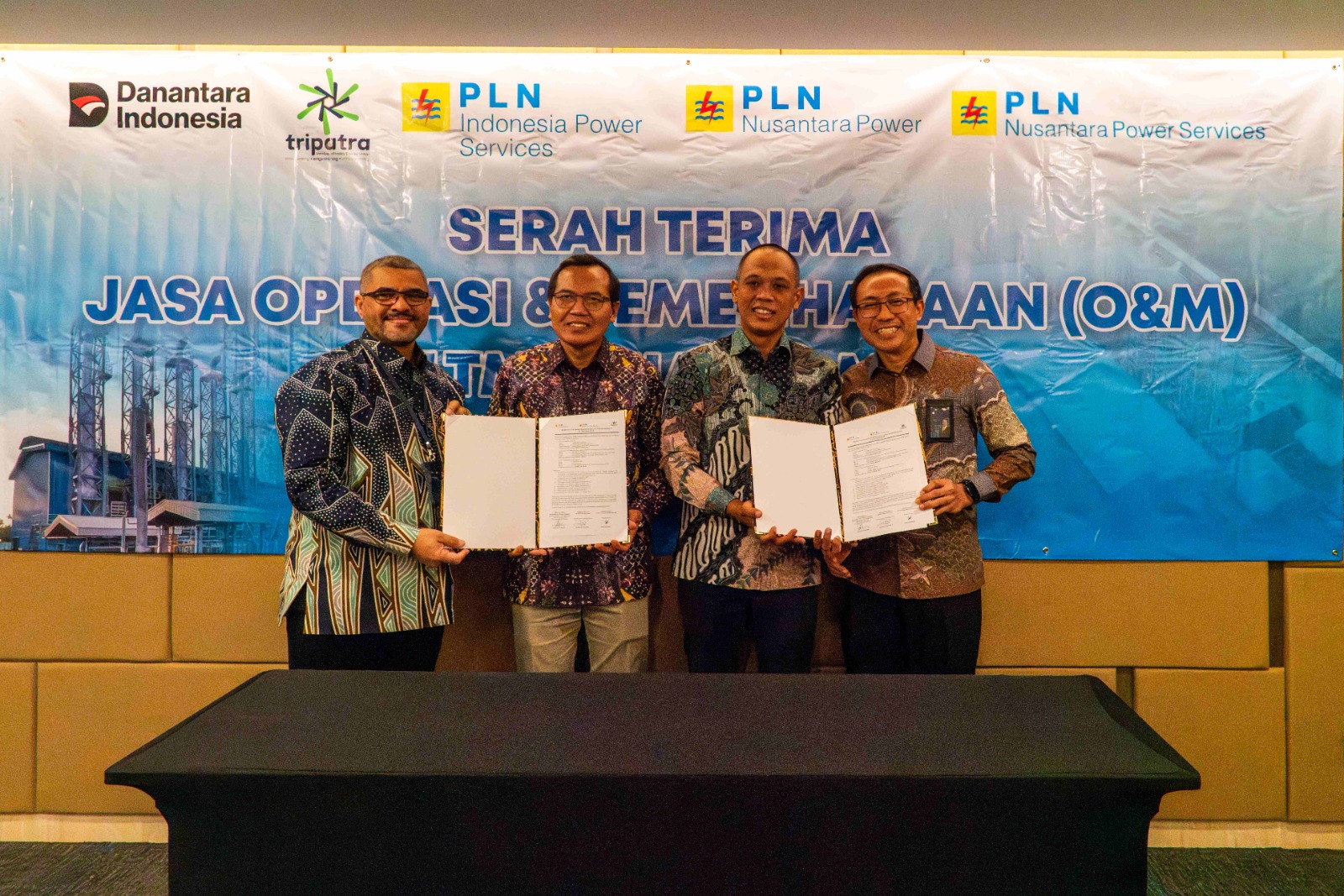 Direktur Utama PLN Nusantara Power Service  Jakfar Sadiq, Direktur Operasi Pembangkit Gas PLN Nusantara Power  Komang Parmita, Direktur Asset Solution PT Tripatra adalah Suraji Nugroho, dan Direktur Utama PT PLN Indonesia Power Services  Hari Cahyono berfoto bersama seusai menandatangani berita acara serah terima operasi dan pemeliharaan PLTMG Nias 25 MW 