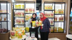 Rosmaini Alesha Azzahra, pemilik Narata Healthy Snack. Foto: Gema/PeluangNews