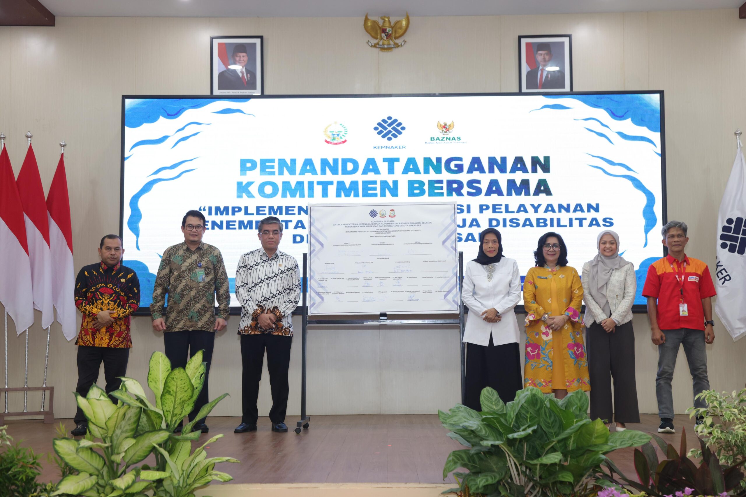 Penandatanganan nota kesepahaman antara Kepala Balai Besar Pelatihan Vokasi (BBPVP) Makassar La Ode Haji Polondu bersama dengan 19 Bupati/Wali Kota dari Provinsi Sulawesi Selatan, Sulawesi Tengah, Sulawesi Barat dan Sulawesi Tenggara di Aula Syekh Yusuf BBPVP Makassar, Sulawesi Selatan, Jumat (25/7/2025).