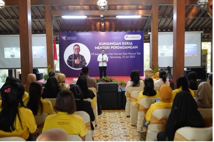 Mendag Budi Santoso meninjau PT Sido Muncul.