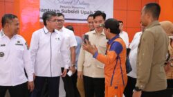 Wakil Presiden RI Gibran Rakabuming Raka bersama Menteri Ketenagakerjaan Yassierli menyaksikan proses penyaluran Bantuan Subsidi Upah (BSU) Tahun 2025 di Kantor Pos Cabang Utama Pekanbaru, Riau, Senin (28/7/2025).