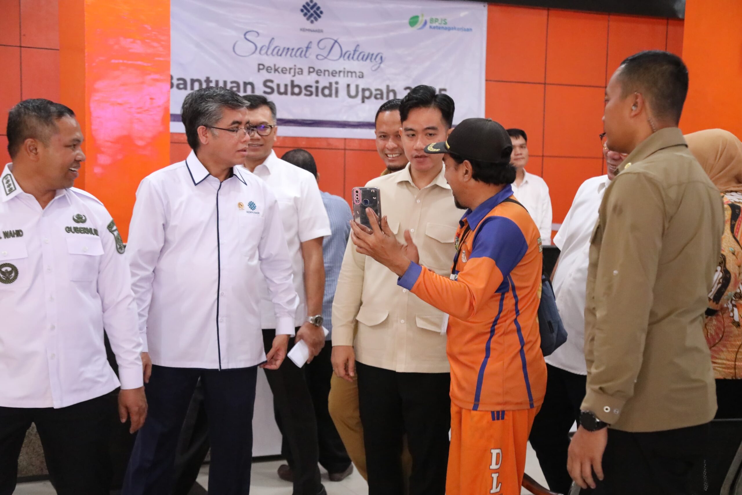 Wakil Presiden RI Gibran Rakabuming Raka bersama Menteri Ketenagakerjaan Yassierli menyaksikan proses penyaluran Bantuan Subsidi Upah (BSU) Tahun 2025 di Kantor Pos Cabang Utama Pekanbaru, Riau, Senin (28/7/2025).