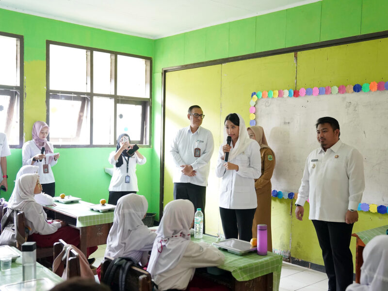 Wakil Menteri Perdagangan Dyah Roro Esti Widya Putri meninjau pelaksanaan Program Makan Bergizi Gratis (MBG) di Sekolah Dasar Negeri (SDN) Rawabadak, Kabupaten Subang