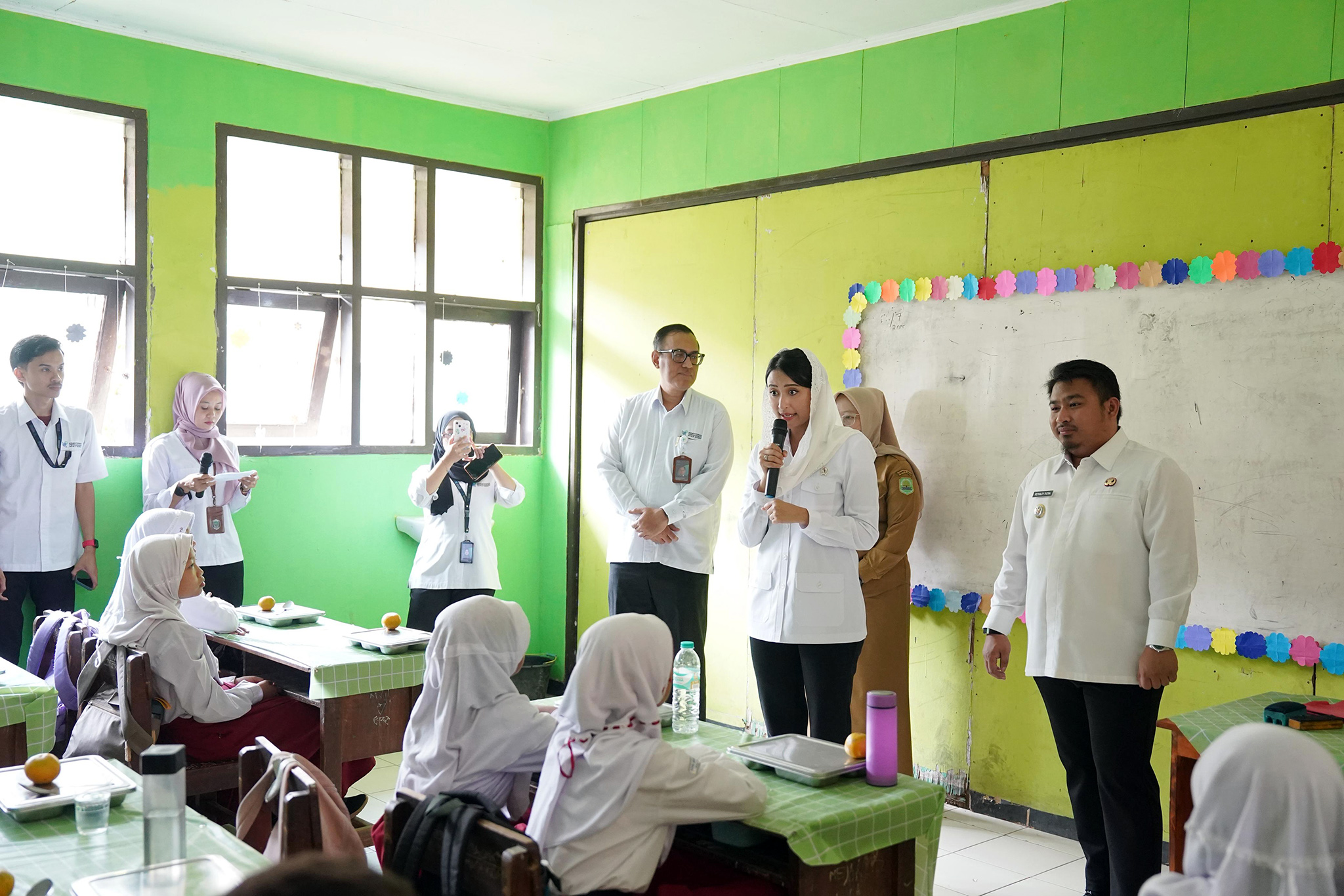 Wakil Menteri Perdagangan Dyah Roro Esti Widya Putri meninjaupelaksanaan Program Makan Bergizi Gratis (MBG) di Sekolah Dasar Negeri (SDN) Rawabadak,
Kabupaten Subang