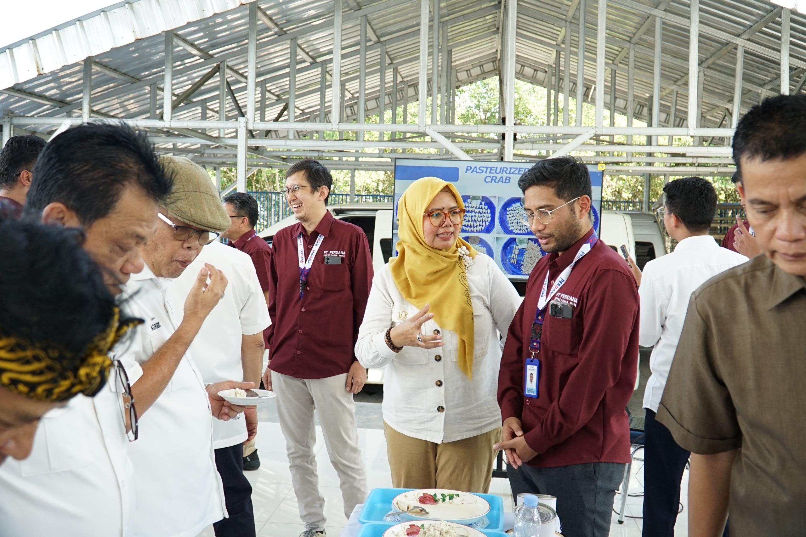 Direktur Kewaspadaan Pangan NFA, Nita Yulianis, saat mendampingi Komisi IV DPR RI dalam kunjungan ke Pelabuhan Perikanan Nasional (PPN) Kejawanan, Cirebon