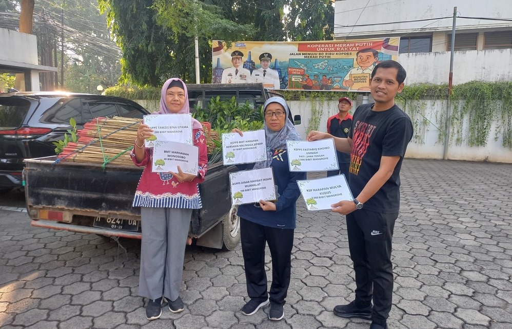BMT Fastabiq Donasikan 1.000 Bibit Mangrove untuk HUT Koperasi ke-78 di Jawa Tengah