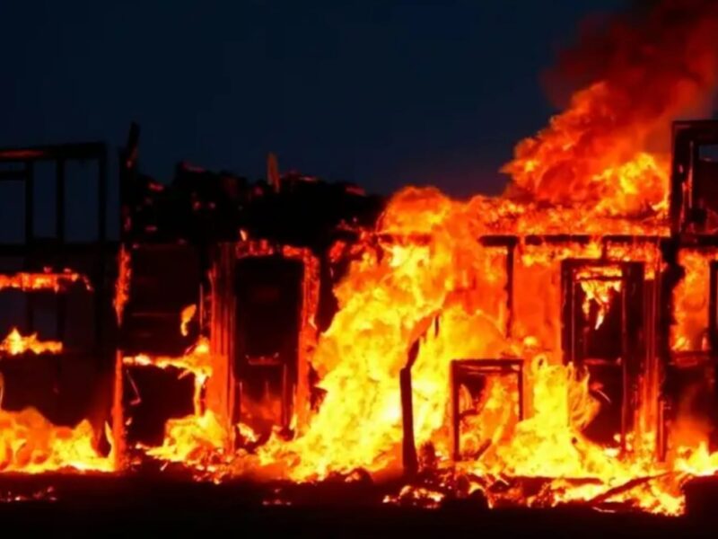 Pasar Taman Puring Terbakar Hebat: 500 Kios Hangus, Tahanan Polsek Ikut Dievakuasi