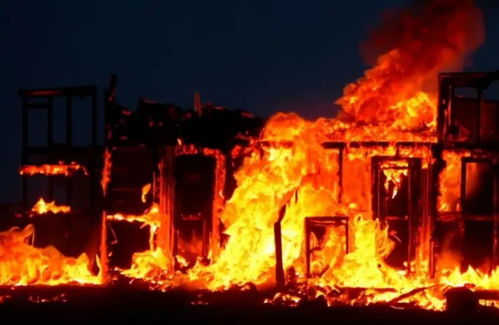 Pasar Taman Puring Terbakar Hebat: 500 Kios Hangus, Tahanan Polsek Ikut Dievakuasi