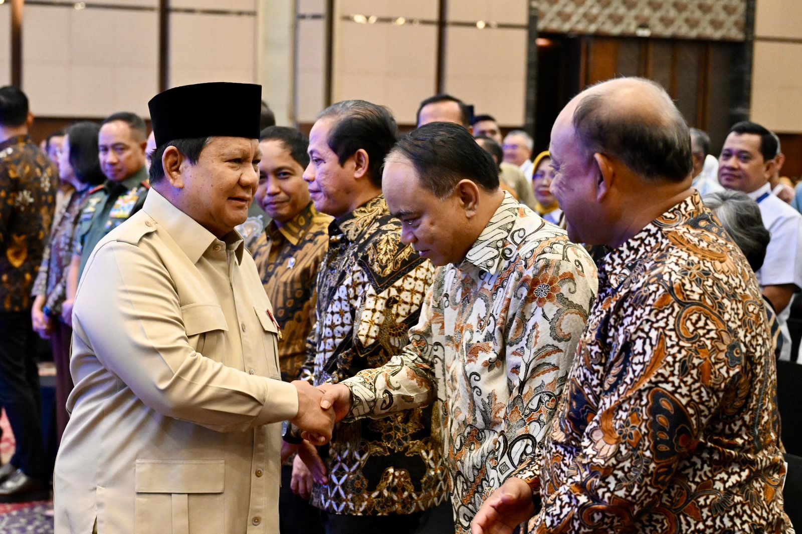 Mwnkop Budi Arie bersalaman dengan Presiden Prabowo Subianto.