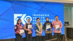 IHDC menyerahkan Executive Summary Blueprint Ideologi Kesehatan IHDC Model 2025 kepada perwakilan pemerintah, akademisi, dan media. Foto: ratih