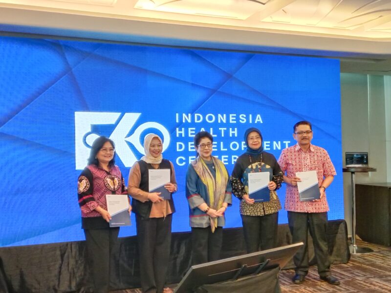 IHDC menyerahkan Executive Summary Blueprint Ideologi Kesehatan IHDC Model 2025 kepada perwakilan pemerintah, akademisi, dan media. Foto: ratih