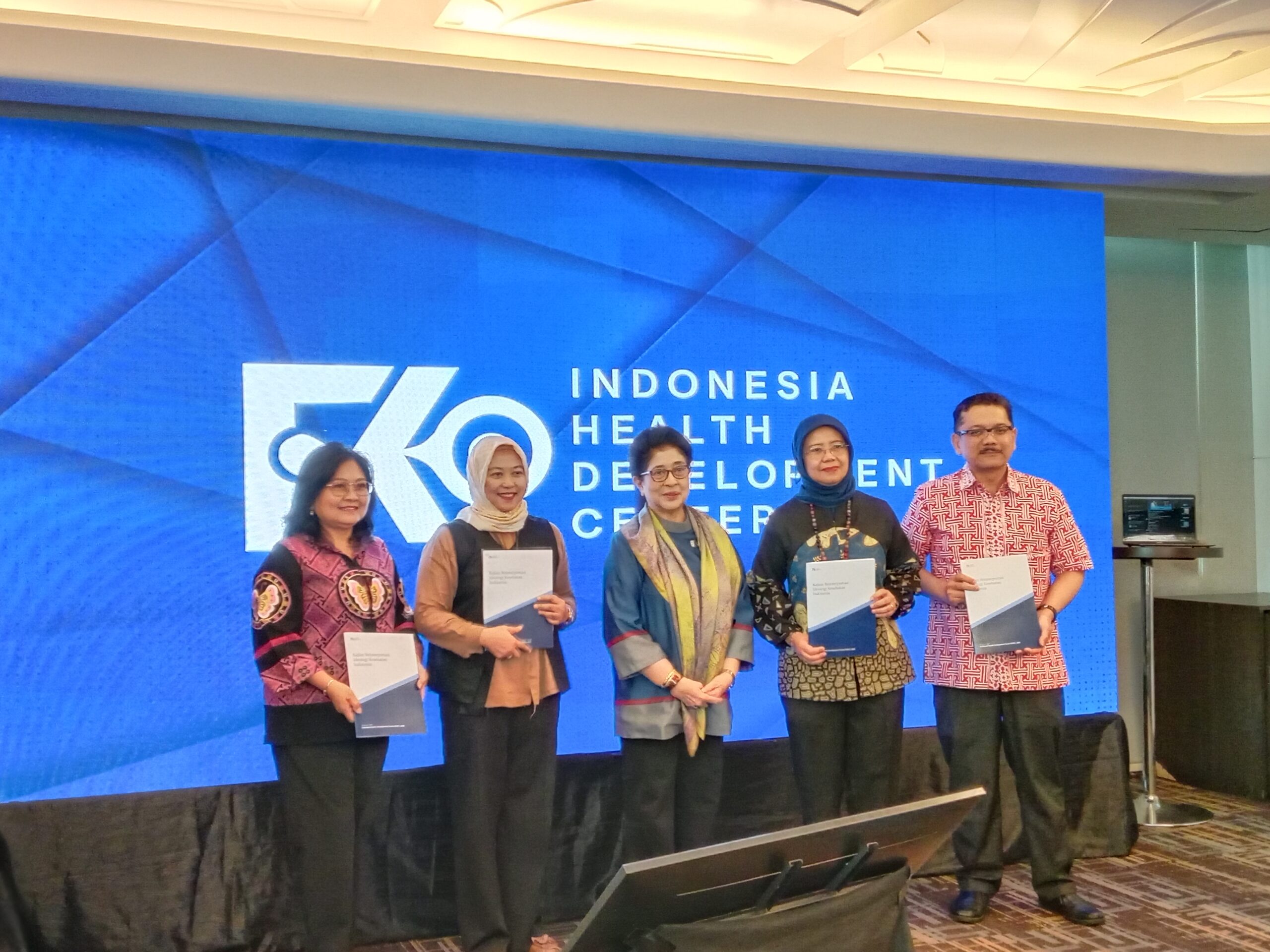 IHDC menyerahkan Executive Summary Blueprint Ideologi Kesehatan IHDC Model 2025 kepada perwakilan pemerintah, akademisi, dan media. Foto: ratih