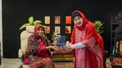 Dewi Motik & Nurhayati Subakat: Merajut Warisan Budaya dan Bisnis Global di Panggung Kemerdekaan